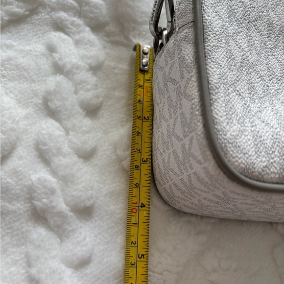 Michael Kors camera bag - Picture 5 of 8